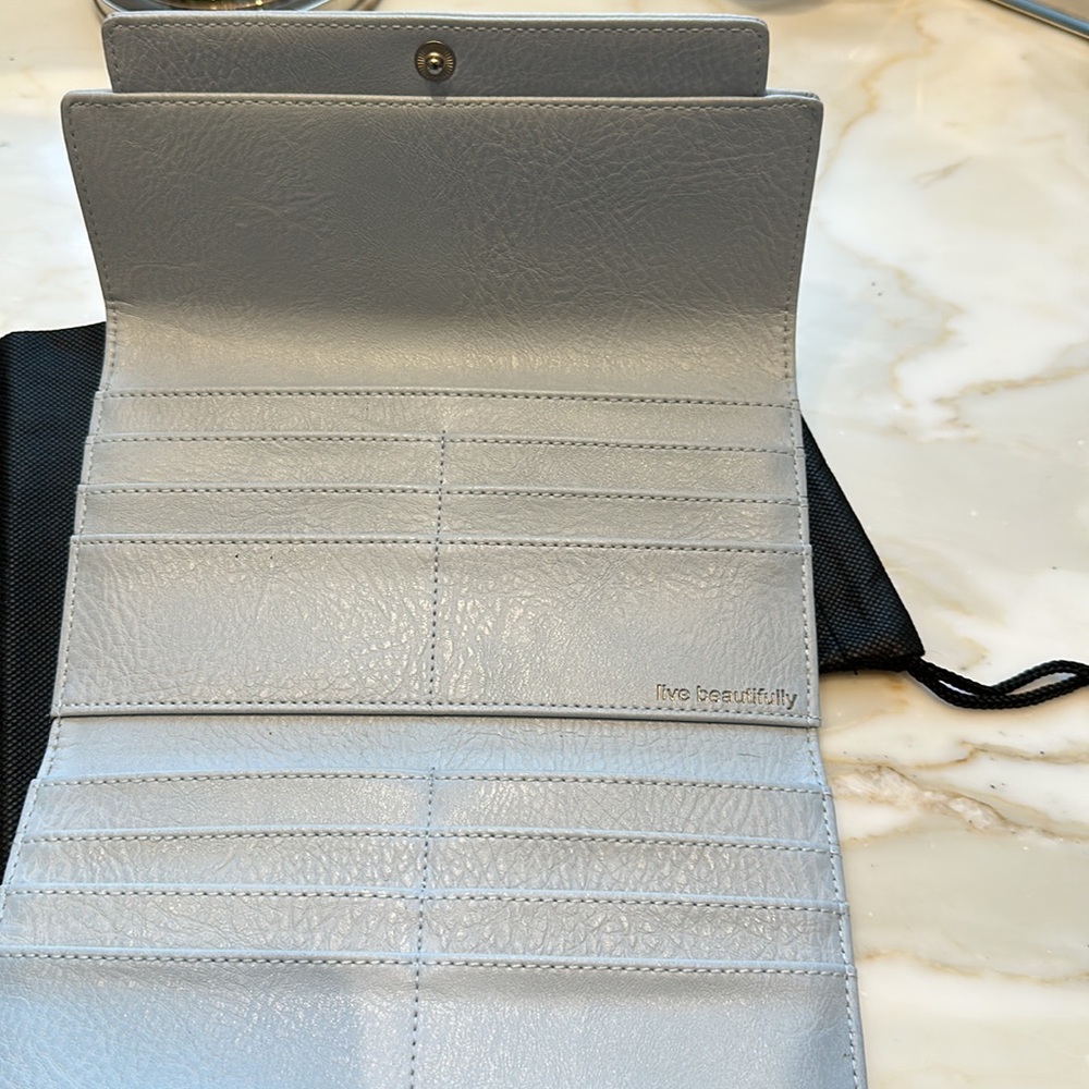 Matt and Nat ilda Wallet,  dusk - Picture 3 of 8